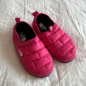 Kids The North Face thermoball slipper pink size 3
